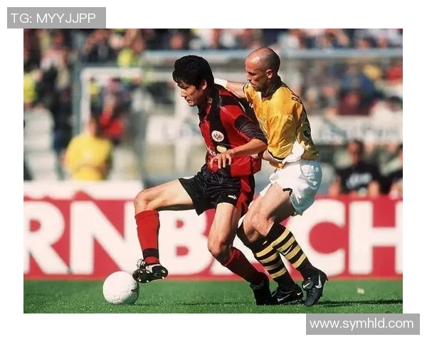 足球明星跳远瞬间展现运动魅力与激情的完美结合图片欣赏